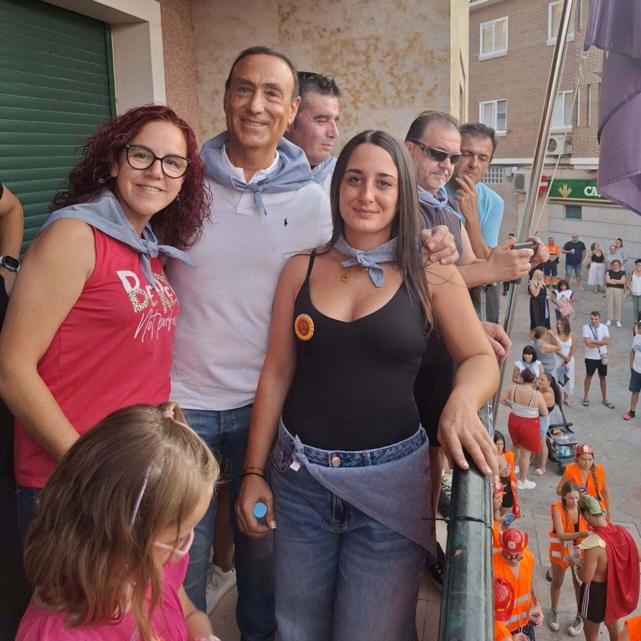 Grupo de personas disfrutando en las fiestas de Carbajosa de la Sagrada