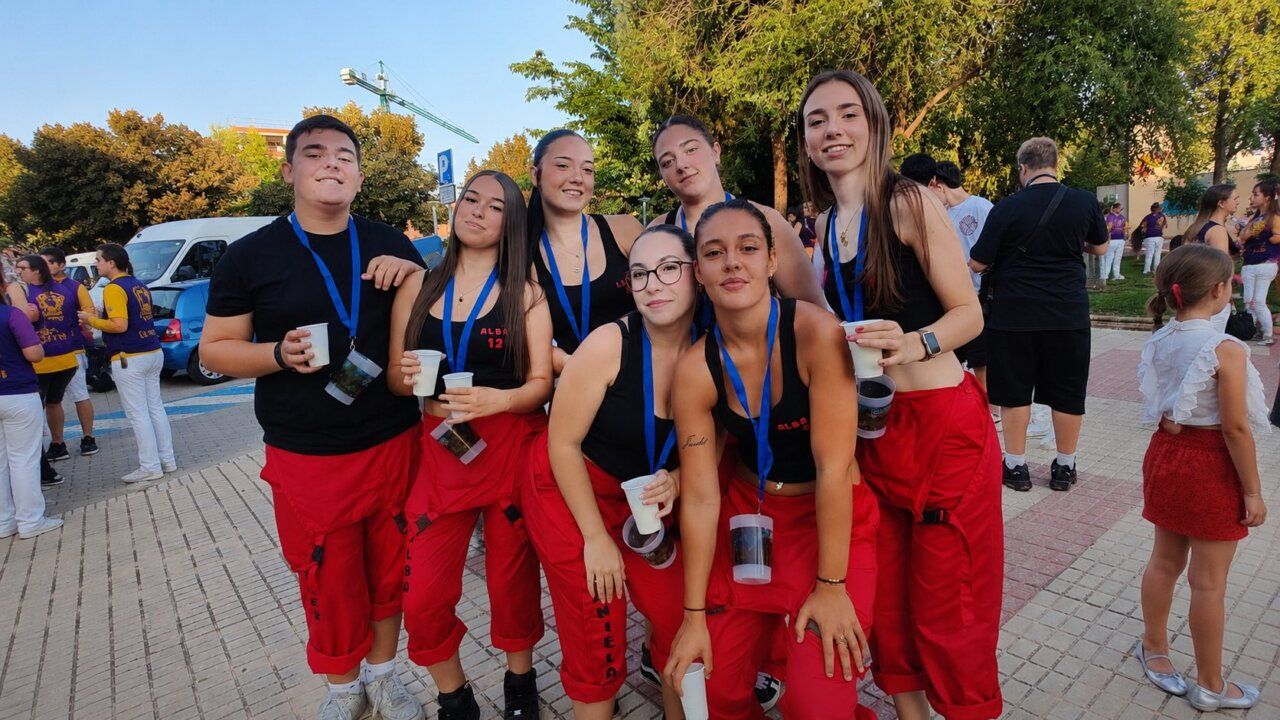 Grupo de jóvenes en el desfile de peñas durante las fiestas de San Roque en Carbajosa de la Sagrada.