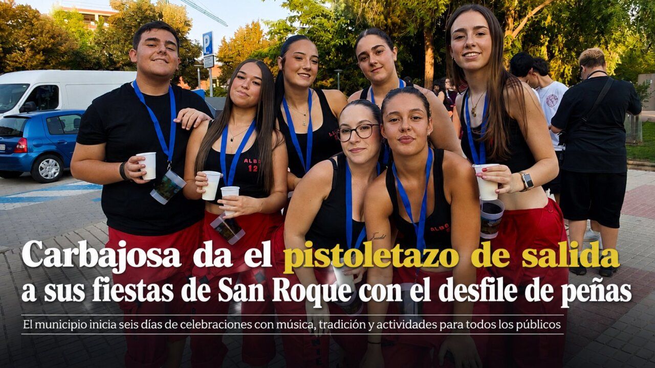 Grupo de jóvenes celebrando en el desfile de peñas de Carbajosa