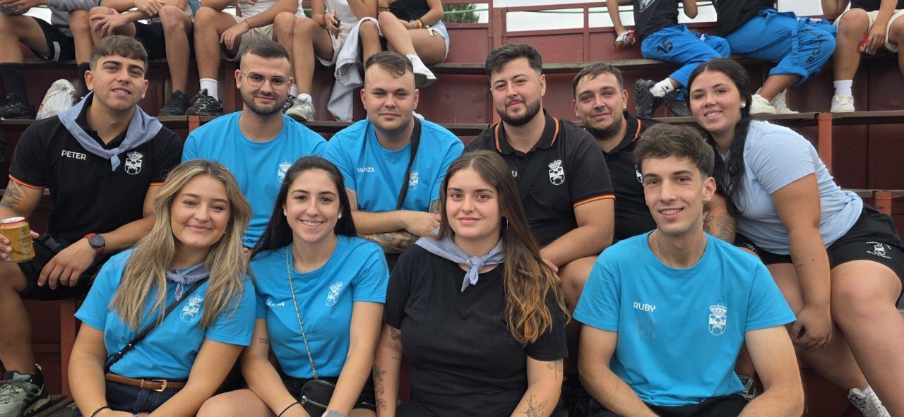 Grupo de jóvenes participando en el Carbajosa Prix durante las fiestas de San Roque