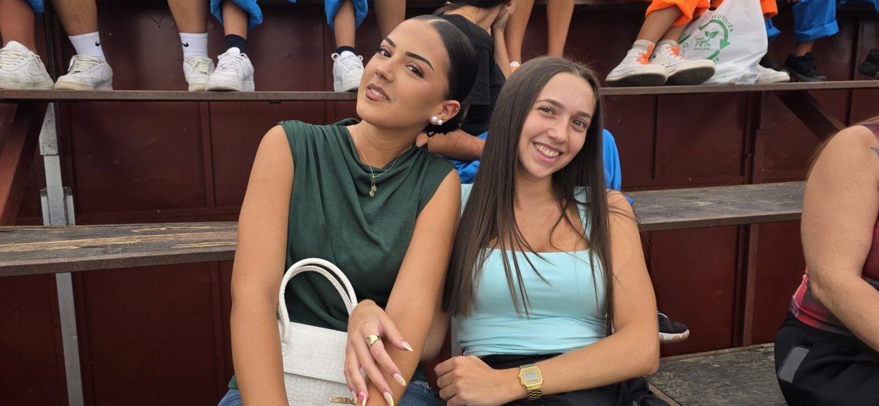 Dos jóvenes sonriendo durante las fiestas de San Roque en Carbajosa de la Sagrada