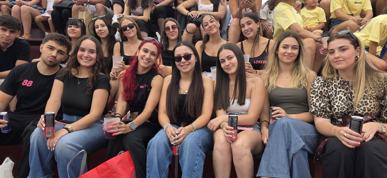 Grupo de jóvenes disfrutando durante las fiestas de San Roque en Carbajosa de la Sagrada