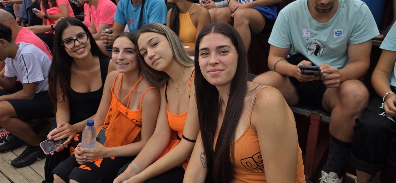 Grupo de jóvenes disfrutando en las fiestas de San Roque en Carbajosa de la Sagrada