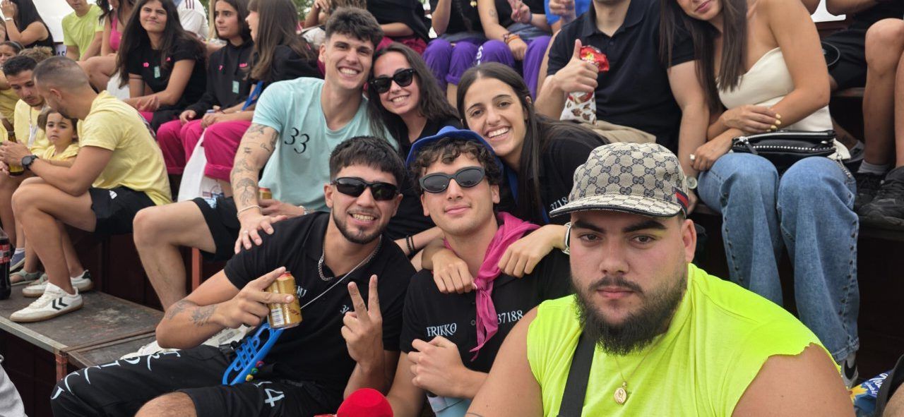 Grupo de jóvenes disfrutando en las fiestas de San Roque en Carbajosa de la Sagrada