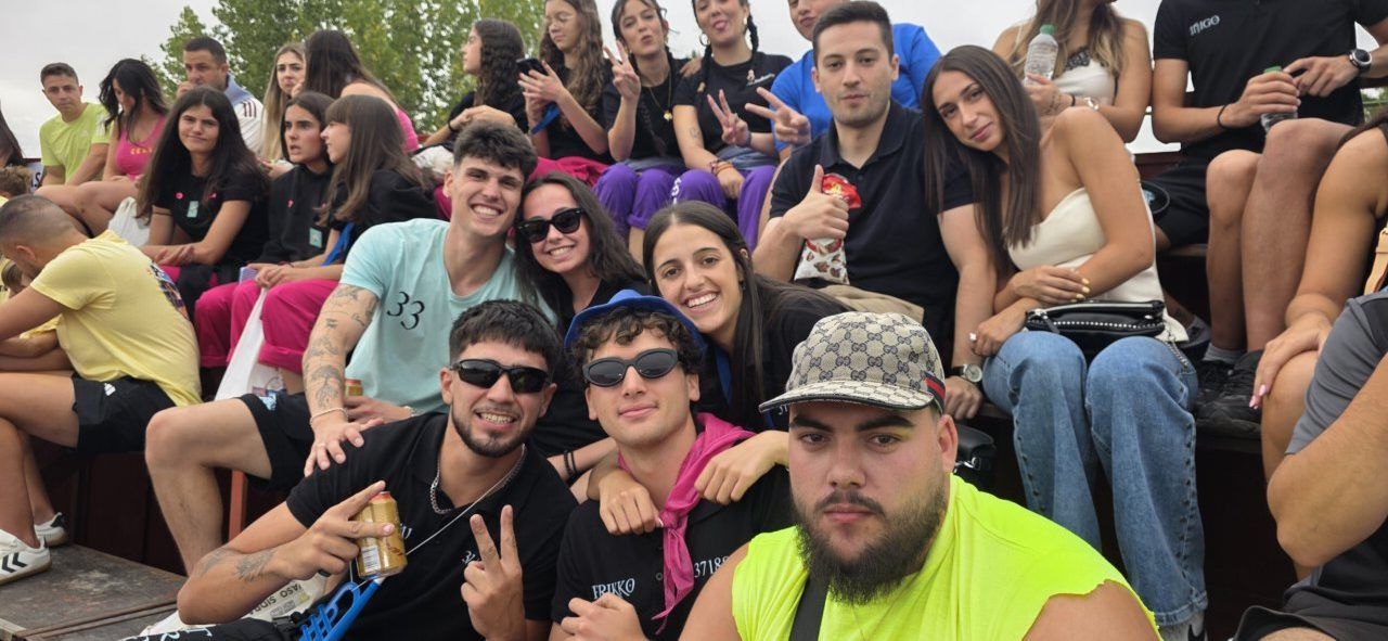 Grupo de jóvenes disfrutando del Carbajosa Prix durante las fiestas de San Roque