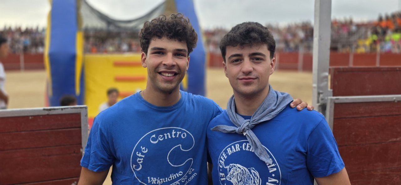 Dos jóvenes sonrientes en las fiestas de San Roque en Carbajosa