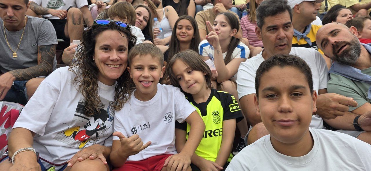 Familia y amigos disfrutando del Carbajosa Prix en las fiestas de San Roque