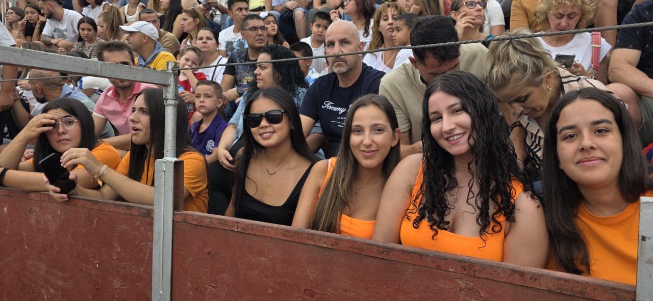 Grupo de personas disfrutando del Carbajosa Prix en las fiestas de San Roque