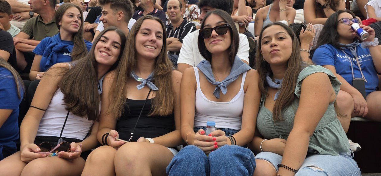 Grupo de jóvenes disfrutando en las fiestas de San Roque en Carbajosa de la Sagrada