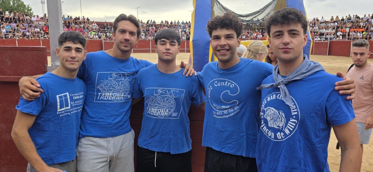 Grupo de jóvenes en camisetas azules durante el Carbajosa Prix