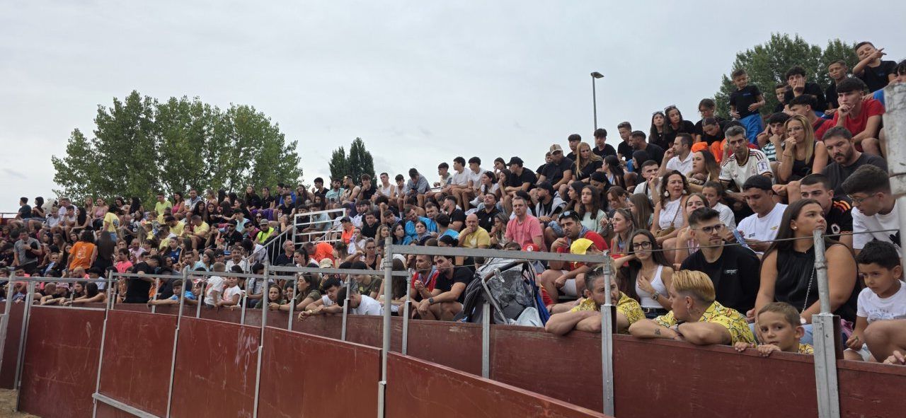 Multitud de personas disfrutando del Carbajosa Prix en las fiestas de San Roque