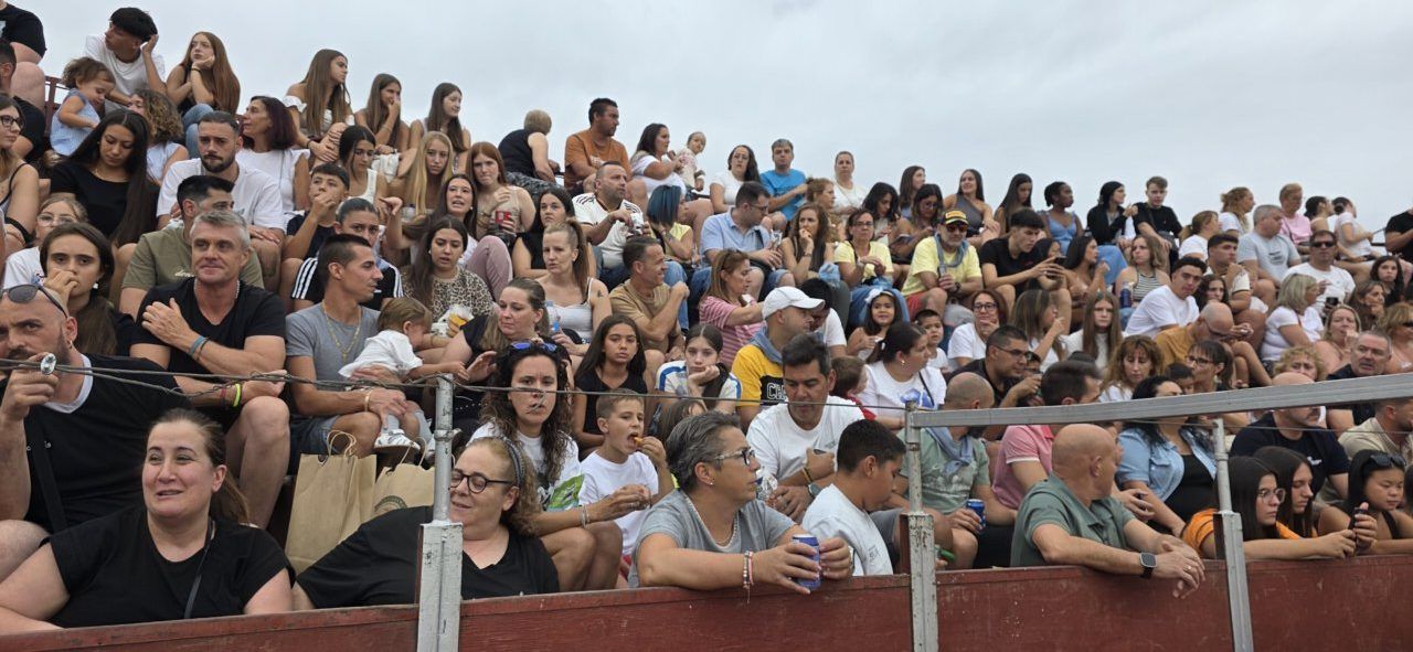 Multitud de personas disfrutando del Carbajosa Prix en las fiestas de San Roque.