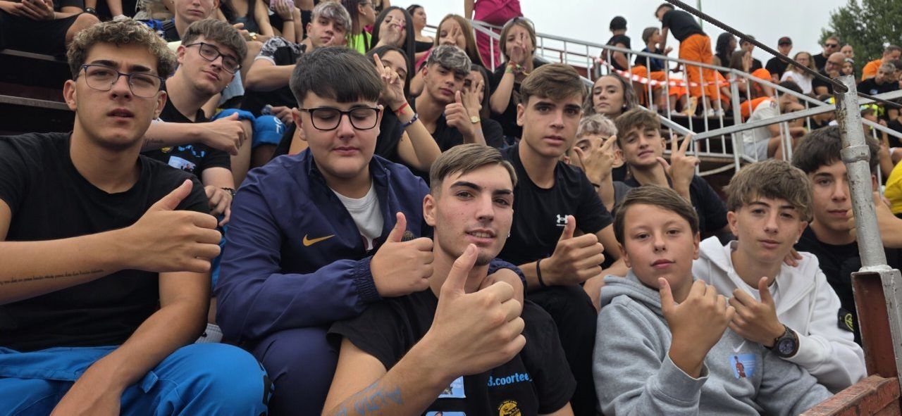 Grupo de jóvenes disfrutando de las fiestas de San Roque en Carbajosa