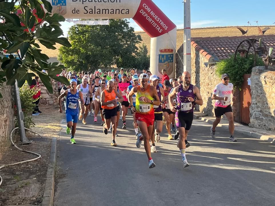 Atletas corriendo en la XVIII Carrera Campestre de Valdemierque