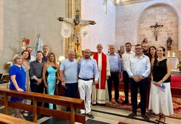 Grupo de personas en la celebración del Cristo de las Batallas en una iglesia.