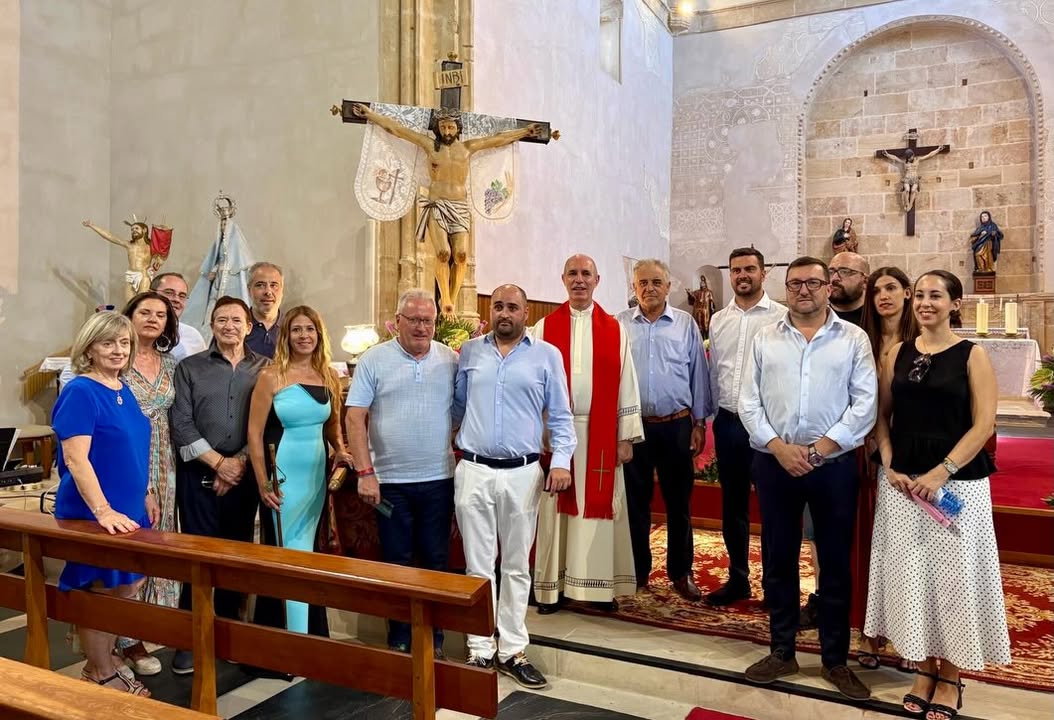Grupo de personas en la celebración del Cristo de las Batallas en una iglesia.
