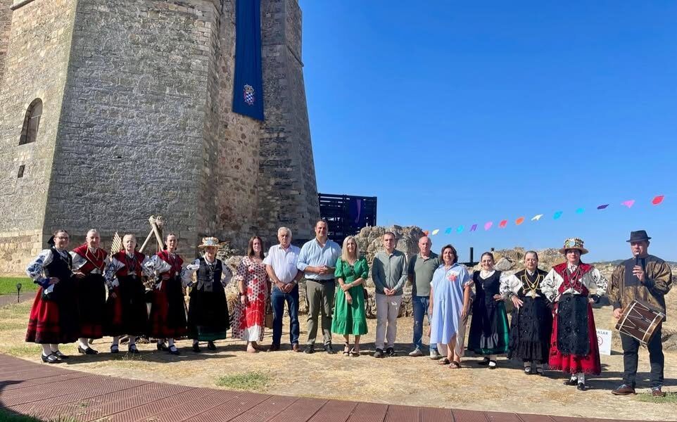Grupo de personas en trajes tradicionales en el Mercado Medieval de Alba de Tormes