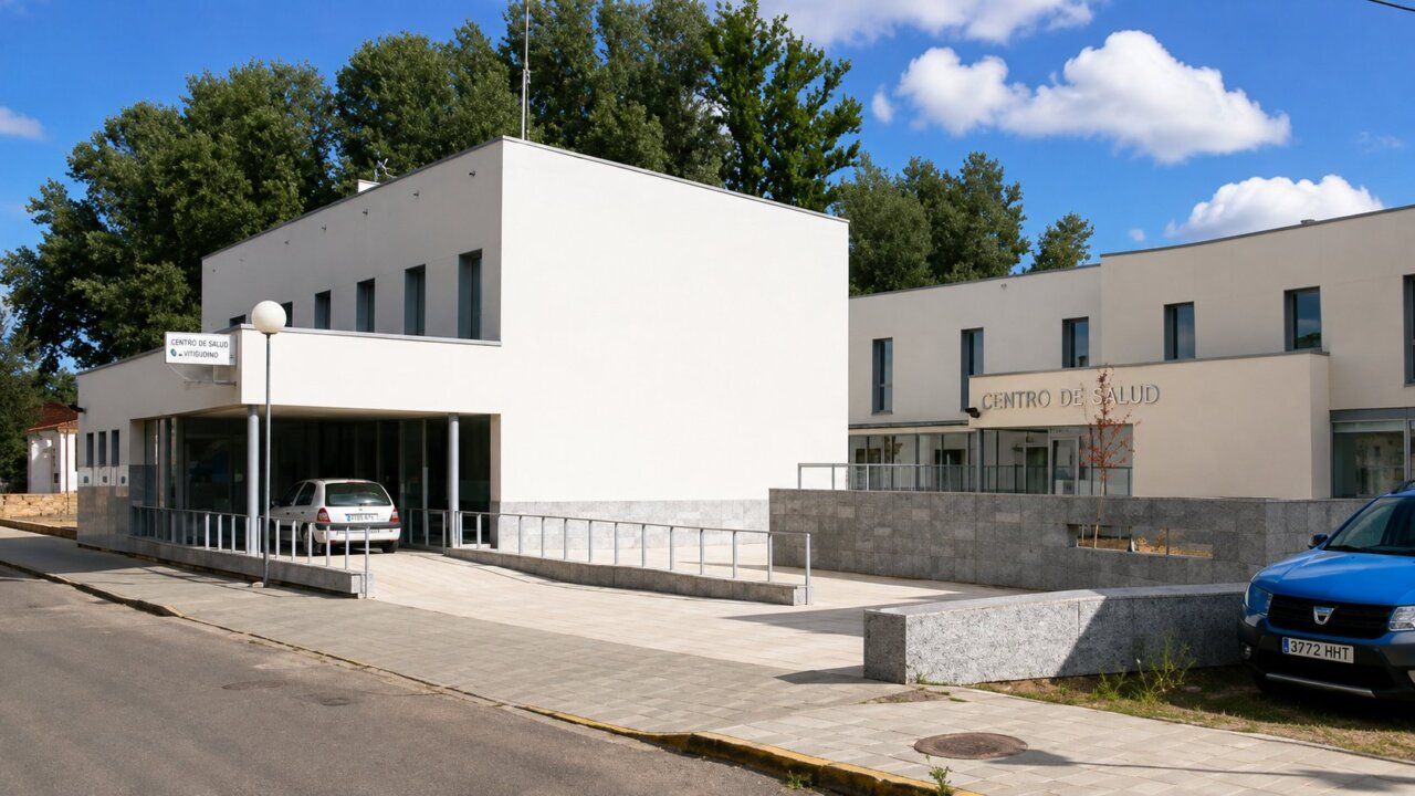 Edificio moderno del Centro de Salud de Vitigudino con árboles al fondo.