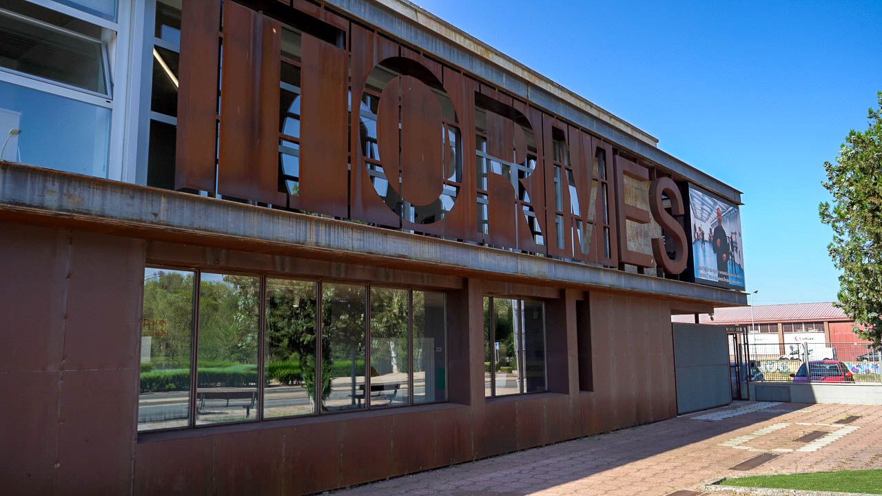 Fachada del Centro Tormes+ en Salamanca con su nombre visible