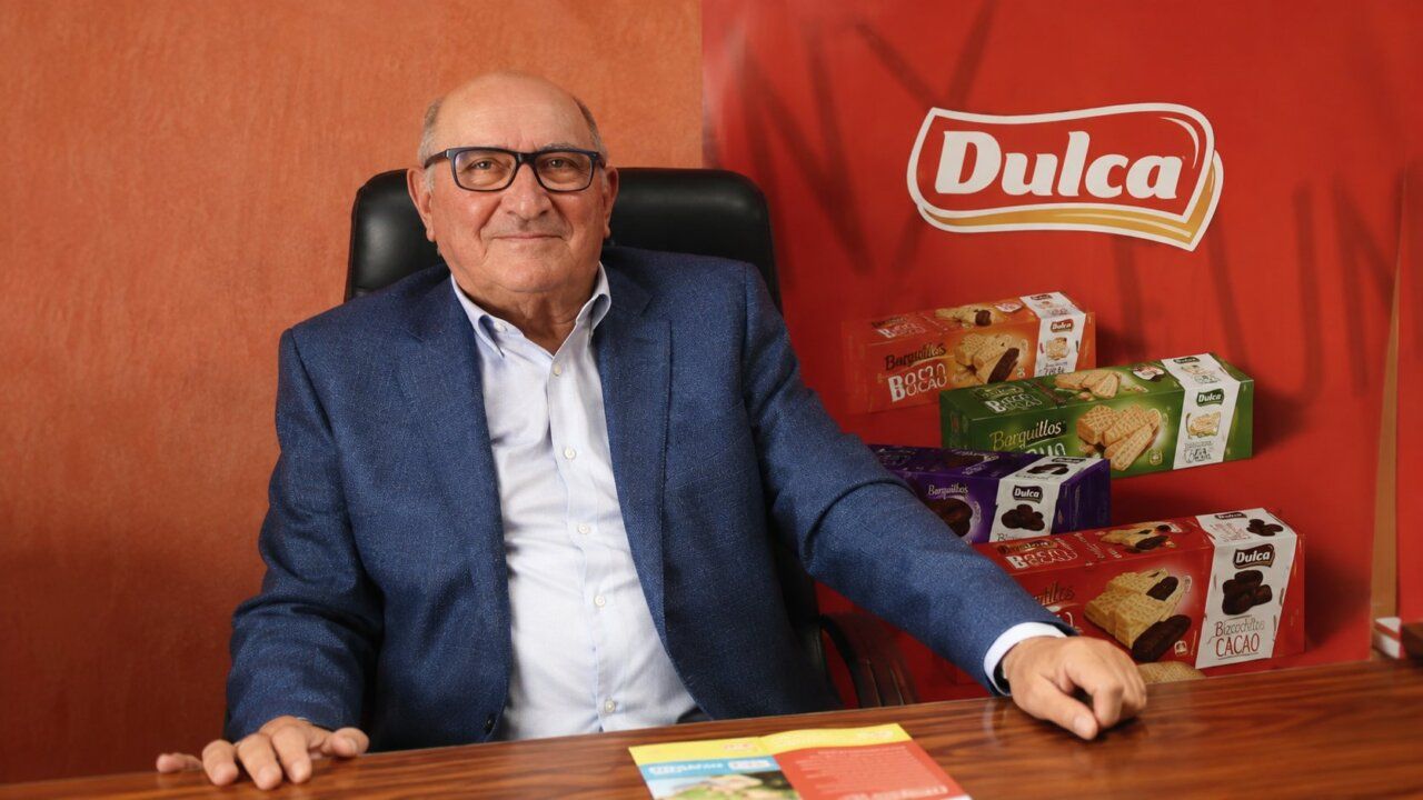 César Serna García posando en su oficina con productos Dulca