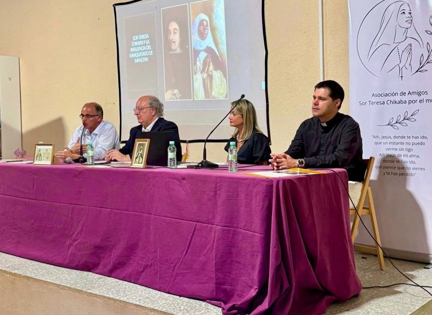 Panel de discusión sobre Sor Teresa de Chikaba en un evento local