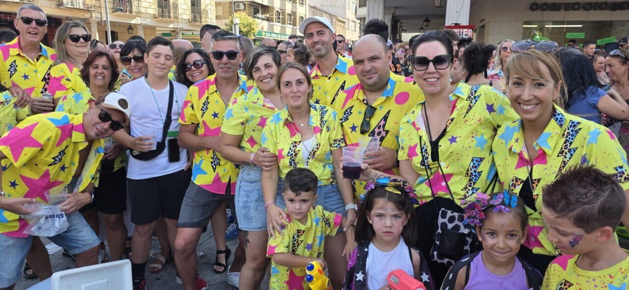 Grupo de personas celebrando el chupinazo en Guijuelo con camisetas coloridas