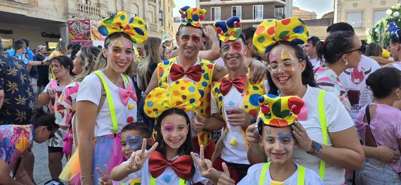 Grupo de personas disfrazadas en el chupinazo de Guijuelo