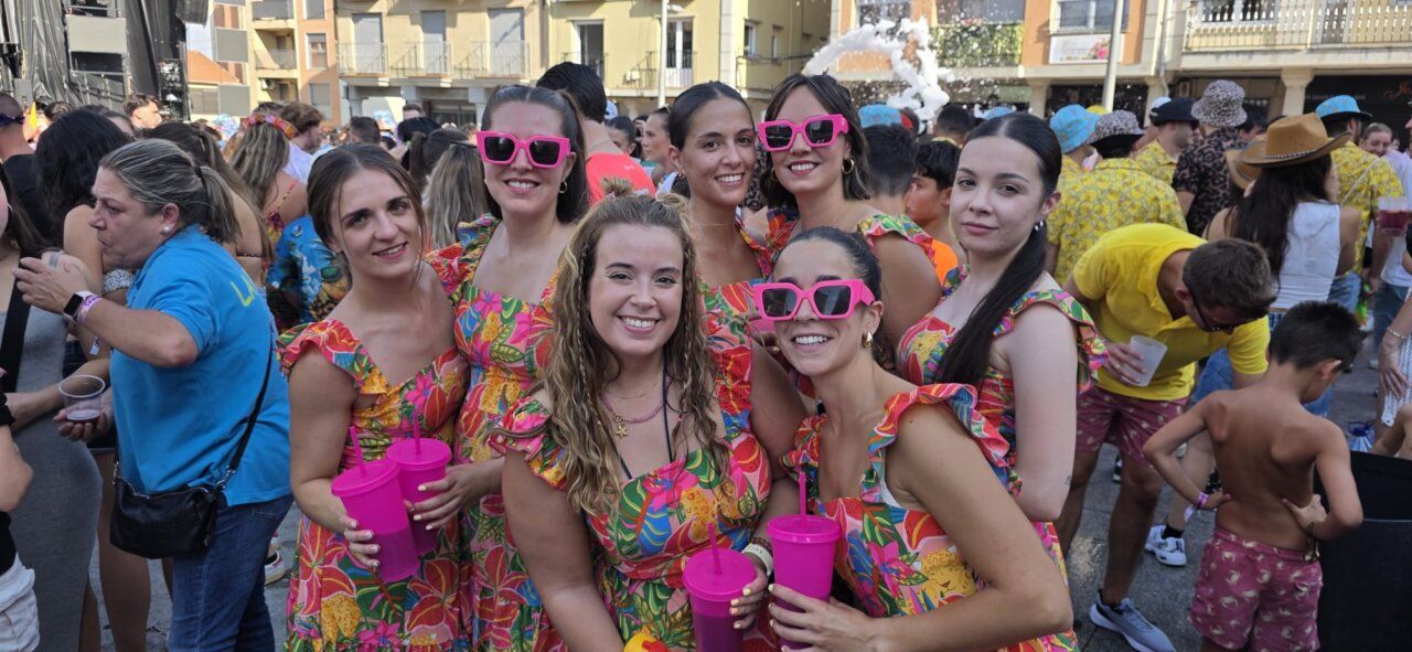 Grupo de mujeres en el chupinazo de Guijuelo con vestidos coloridos y gafas de sol