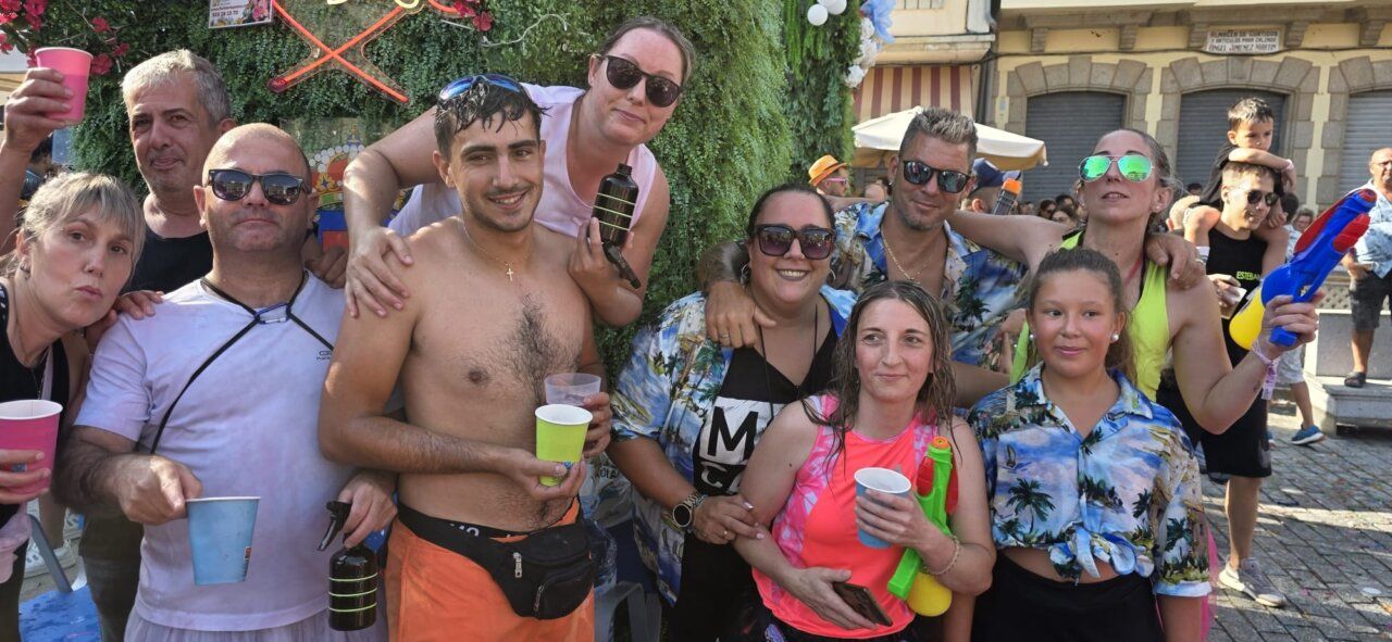Grupo de personas celebrando en el chupinazo de Guijuelo