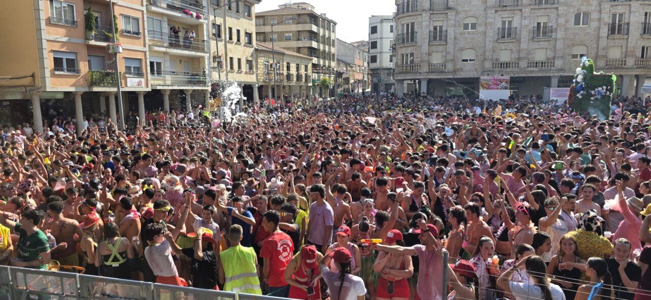 Multitud de personas celebrando el chupinazo en Guijuelo