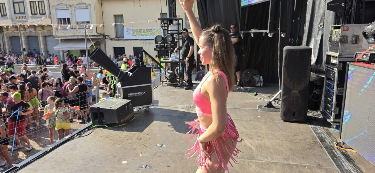 Mujer bailando en el escenario durante el Chupinazo de Guijuelo