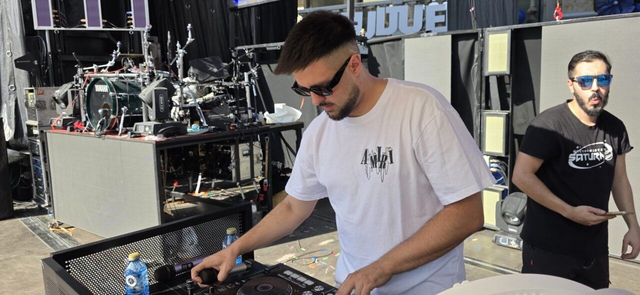 DJ actuando en el chupinazo de Guijuelo con equipo de sonido