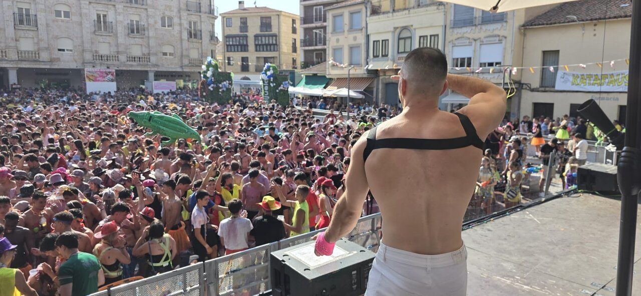 Multitud de personas celebrando en el chupinazo de Guijuelo