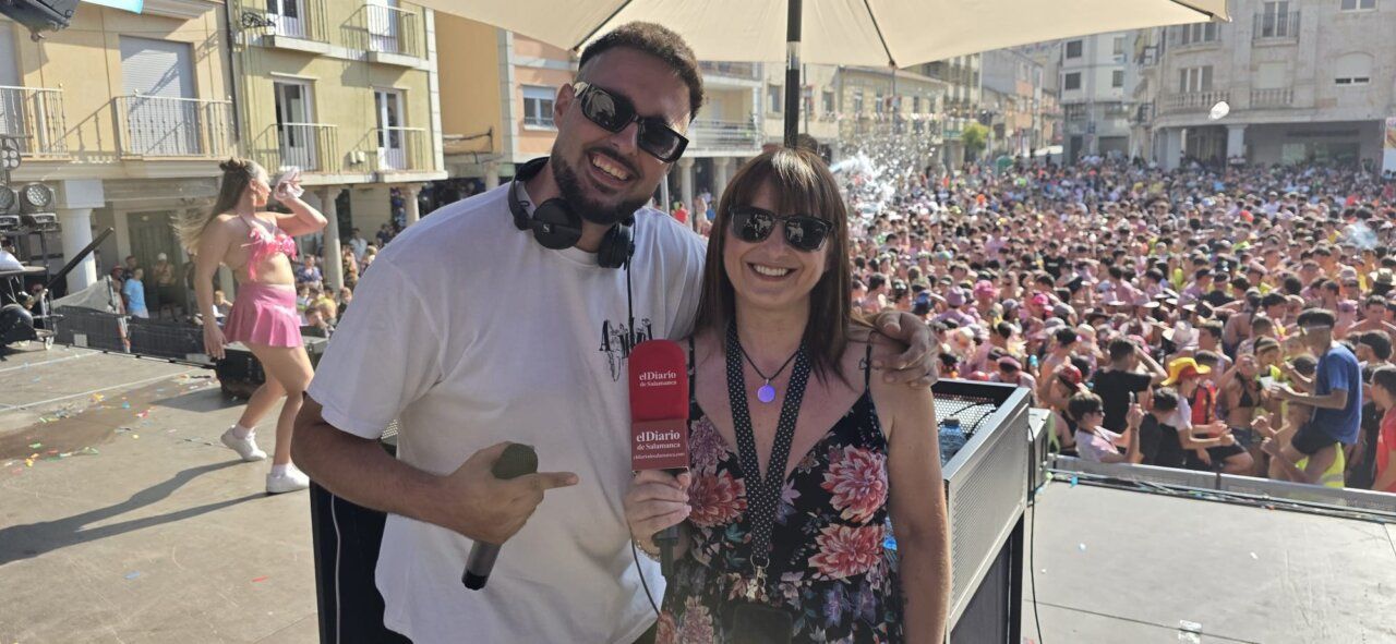 Celebración del chupinazo en Guijuelo con una multitud de personas.