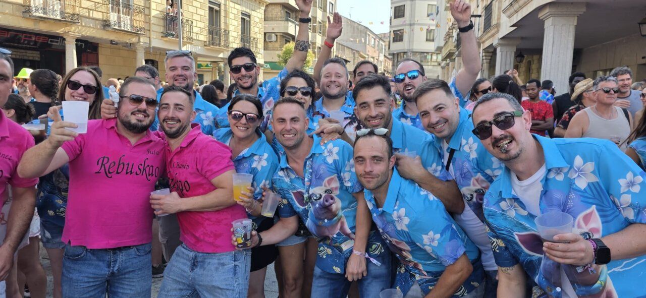 Grupo de amigos celebrando en Guijuelo durante el Chupinazo