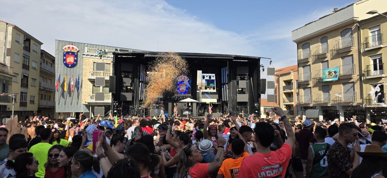 Celebración del chupinazo en Guijuelo con multitud de personas