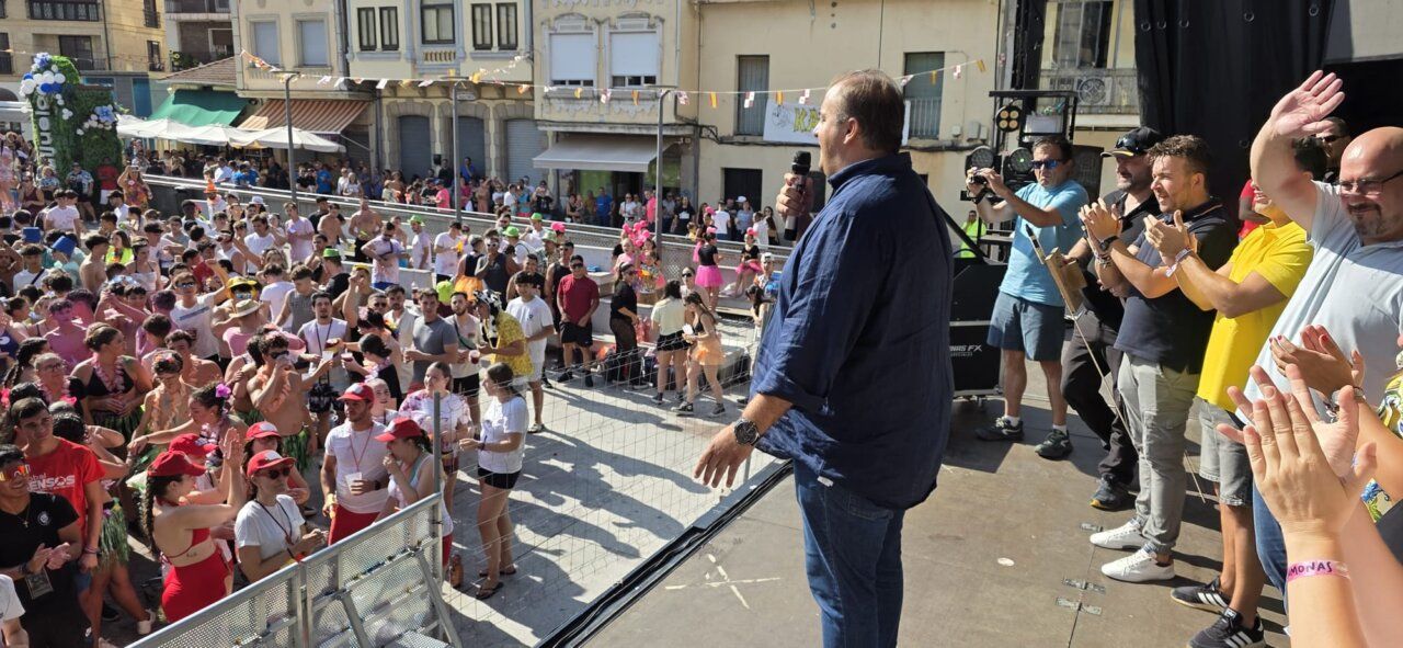 Celebración del chupinazo en Guijuelo con una multitud animada