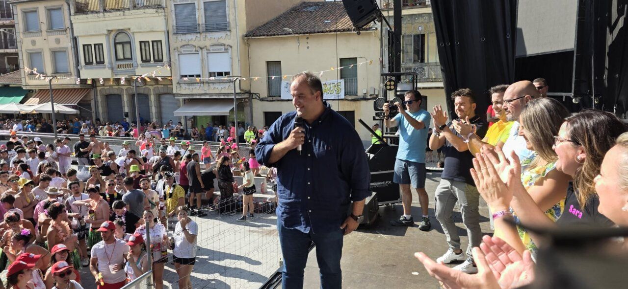Celebración del chupinazo en Guijuelo con una multitud animada