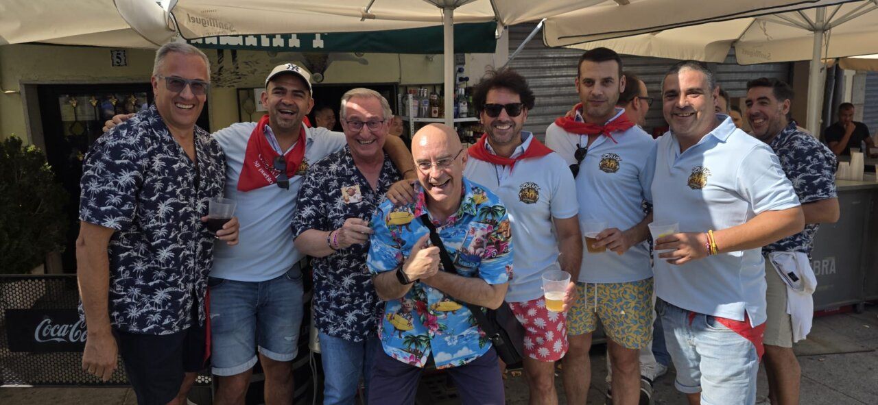 Grupo de amigos celebrando el chupinazo en Guijuelo