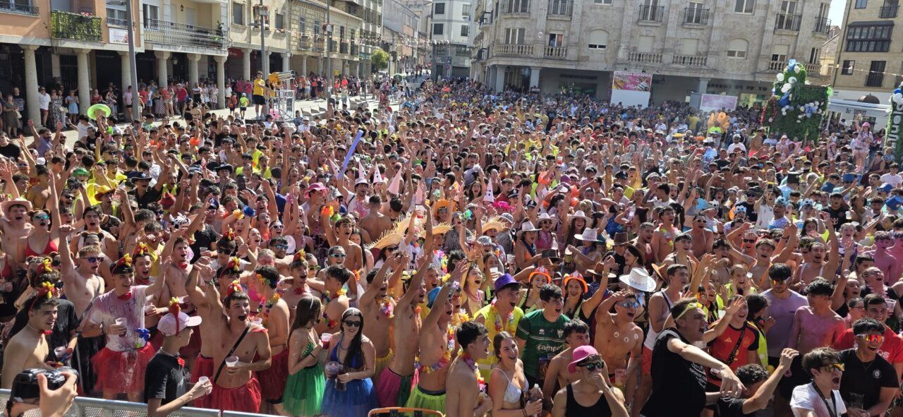 Multitud de personas celebrando el chupinazo en Guijuelo