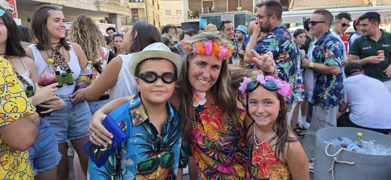 Grupo de personas celebrando en el chupinazo de Guijuelo
