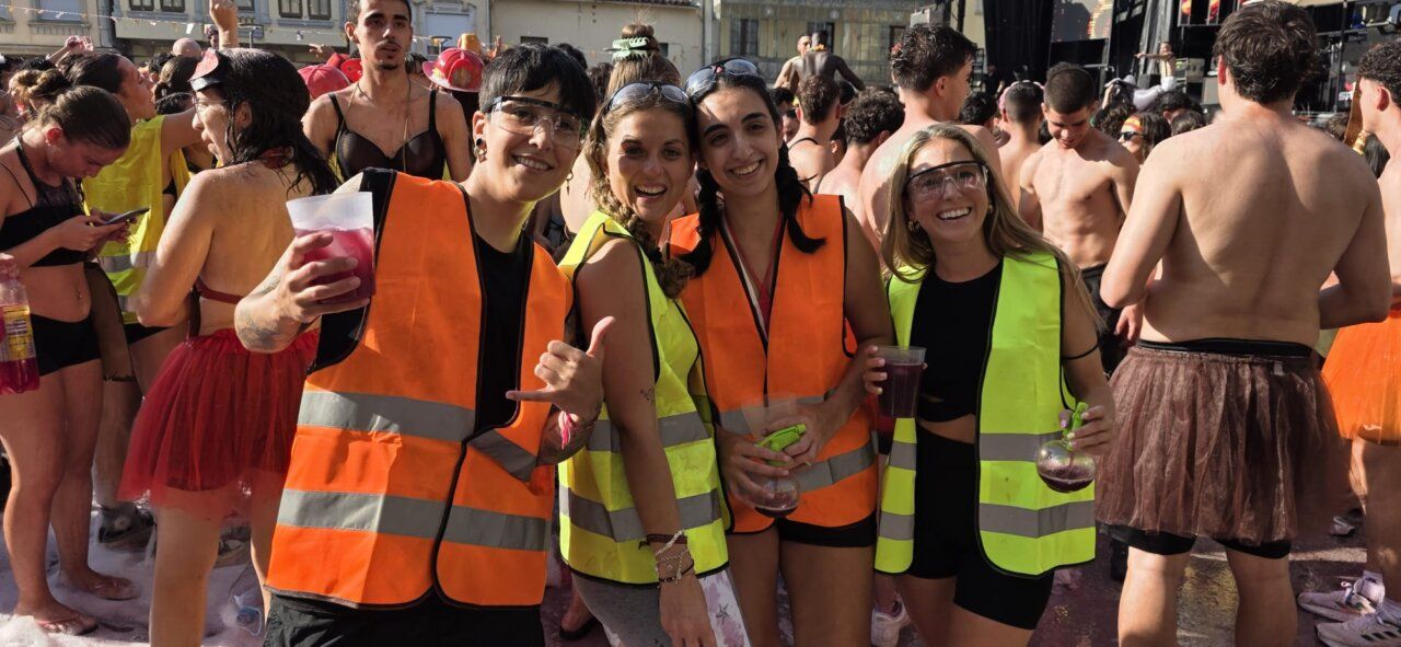 Grupo de personas celebrando el chupinazo en Guijuelo con ropa colorida