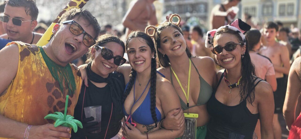 Grupo de amigos disfrutando del chupinazo en Guijuelo