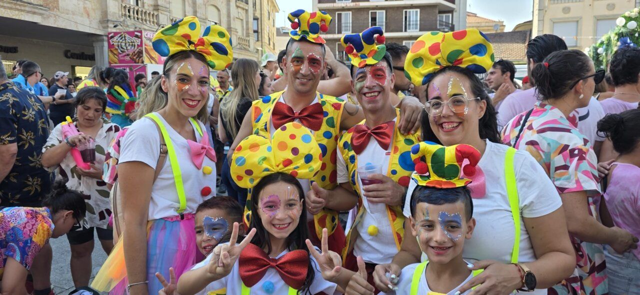 Grupo de personas disfrazadas celebrando el chupinazo en Guijuelo