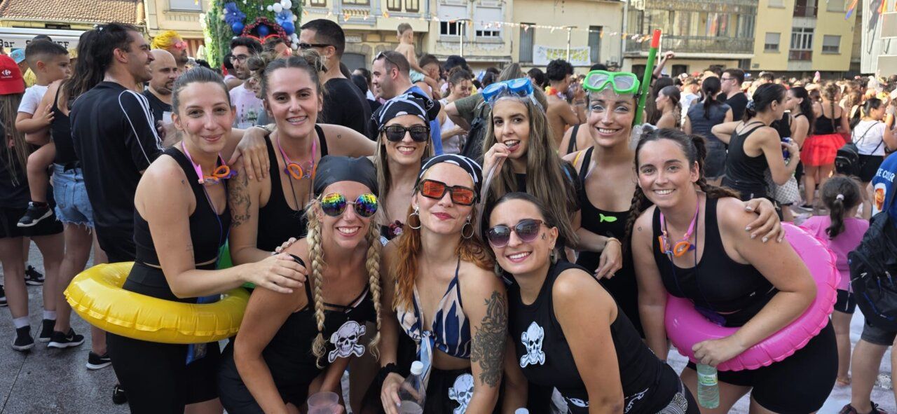 Grupo de mujeres disfrutando en la fiesta del Chupinazo en Guijuelo