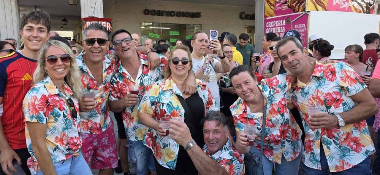 Grupo de personas celebrando en Guijuelo durante el Chupinazo