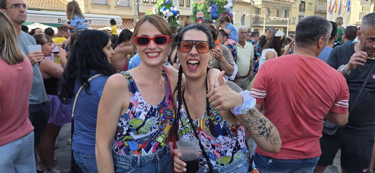 Dos mujeres sonrientes en la fiesta del Chupinazo en Guijuelo