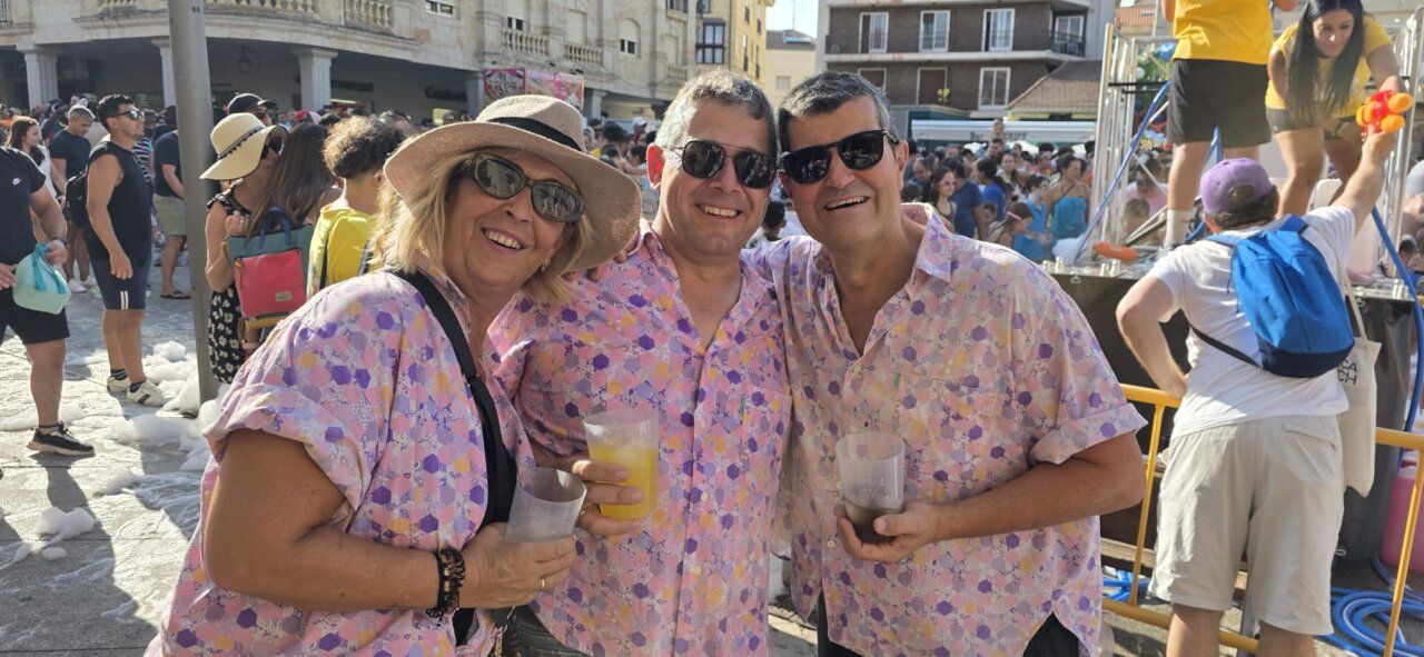 Grupo de amigos disfrutando en el chupinazo de Guijuelo