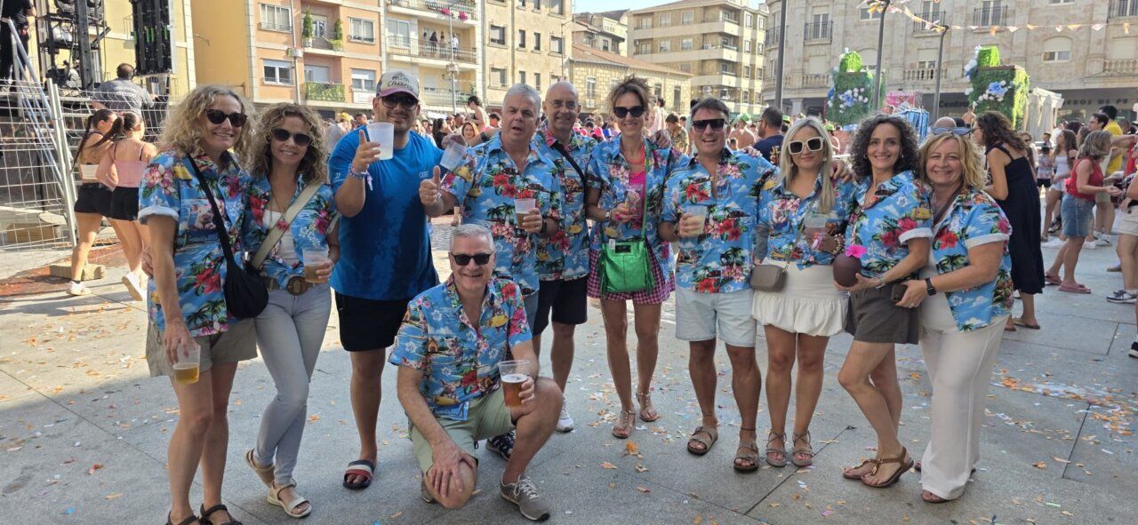 Grupo de personas celebrando el Chupinazo en Guijuelo con camisetas coloridas