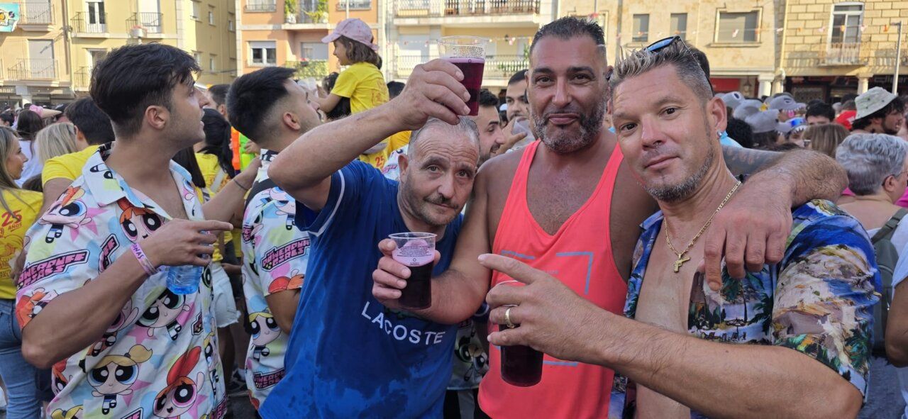 Celebración del Chupinazo en Guijuelo con amigos levantando copas